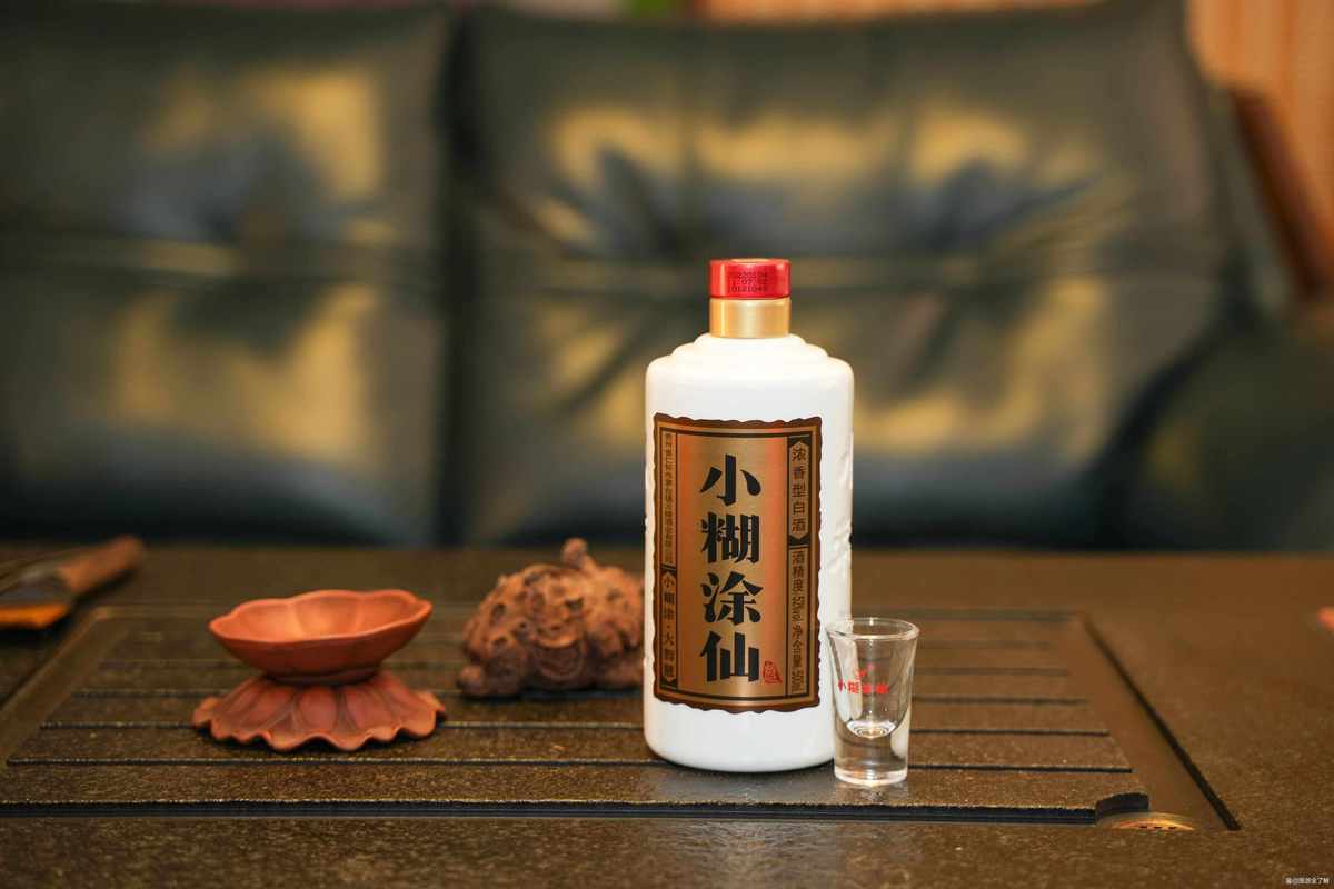 浓香暖岁，情满杯盏——家庭团聚与年礼当然选浓香型白酒